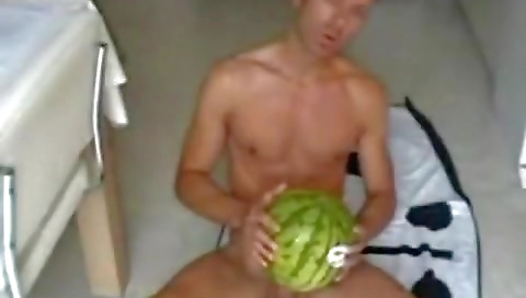 Sexy blonde gets a lesson in her pussy eaten
