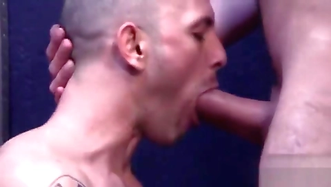 Sexy ass latina slut is ready for alliga