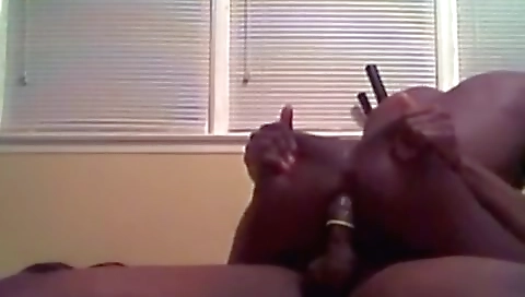 Sexy babe gets her pussy fucked by districted and electrosex